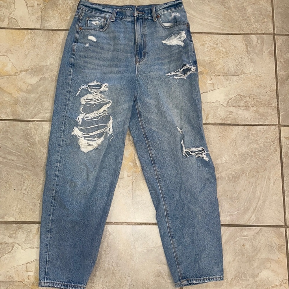 American Eagle light wash distressed mom jeans size 6